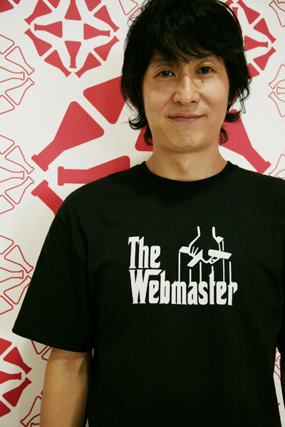 今回お話を聞かせてくださったWebマスターの川島優志さん。インタビューを意識してTシャツも「Webmaster」。と思いきや、これは所属チームで作ったTシャツとのこと。