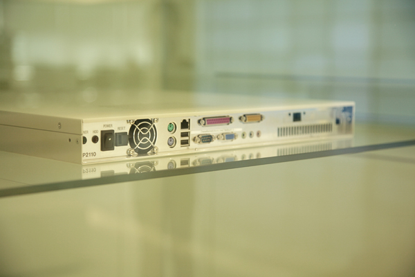 同じくエントランスの先で出迎えてくれるサーバー。これはグリー設立当初に使用されていたもの。原点を忘れない──そんな姿勢が伝わってくる