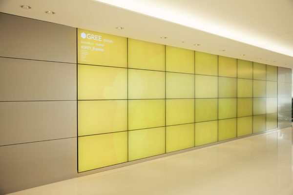 エントランスをくぐった先で出迎えてくれるのは超大型のスクリーン「GREE Vision」。国内各県に存在するグリーの会員数にちなんで、さまざまなアートワークが映し出される。