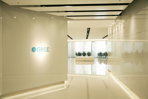 今年7月に移転した新しいオフィスは、大手IT企業が集う六本木ヒルズ森タワー。白を基調としたエントランスが気持ちいい