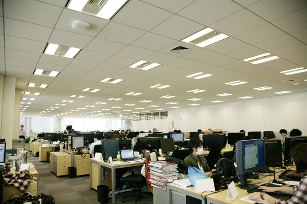 部屋の区切りもなければ、パーティションもないワンフロア主義。社内の風通しの良さはこの上なし。密接な社内コミュニケーションはこういった空間から生まれる