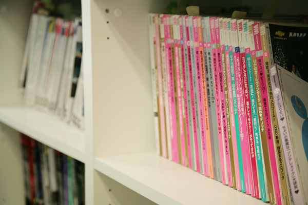 執務室内に設けられたミニライブラリー。「宣伝会議」「ファミ通」「Software Design」といったさまざまな分野の専門誌のほか、国内のファッション誌がズラリ。「アバターを制作する際にトレンドを知る参考にしている」とのこと