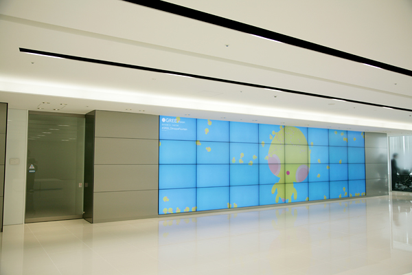 エントランスをくぐった先で出迎えてくれるのは超大型のスクリーン「GREE Vision」。国内各県に存在するグリーの会員数にちなんで、さまざまなアートワークが映し出される。