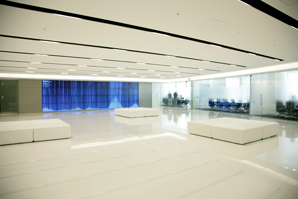 エントランスをくぐった先で出迎えてくれるのは超大型のスクリーン「GREE Vision」。国内各県に存在するグリーの会員数にちなんで、さまざまなアートワークが映し出される。