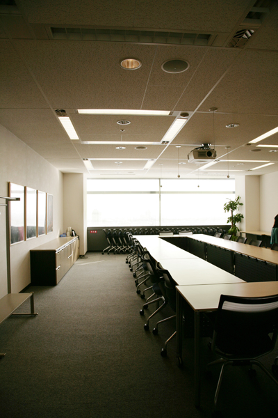 日本とサンノゼの本社を結んでのテレカンファレンスも日常的に行われるため、天井にはマイク、本社スタッフの姿が映し出されるプロジェクターも完備。多くのミーティングルームがこうした装備を備えている
