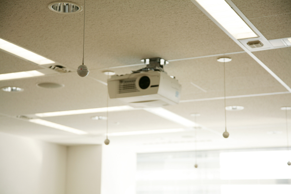 日本とサンノゼの本社を結んでのテレカンファレンスも日常的に行われるため、天井にはマイク、本社スタッフの姿が映し出されるプロジェクターも完備。多くのミーティングルームがこうした装備を備えている