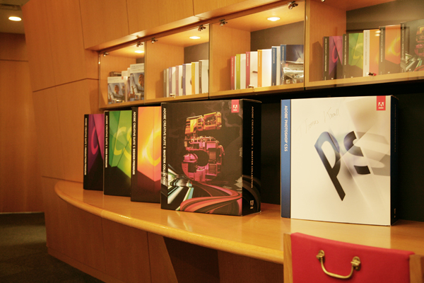 エントランス付近には、製品パッケージがズラリ。よく見るとPhotoshopのパッケージには、初代開発者のThomas Knollのサイン