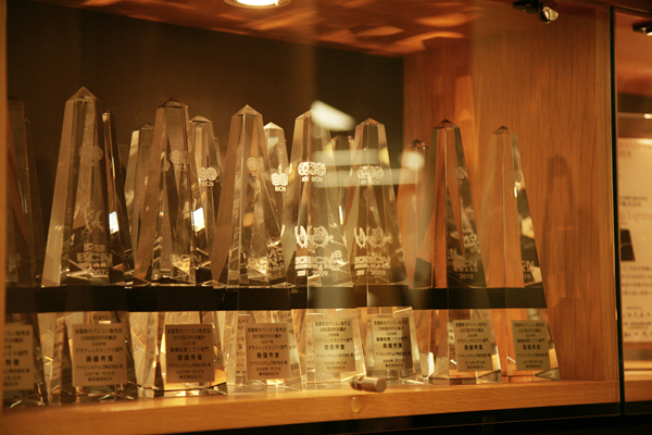 数多のメディアより評価されてきた証である賞状とトロフィー。特にPhotoshopは、Web制作やデザイン、映像といった分野に留まらず、写真の世界でも高い認知度を誇る