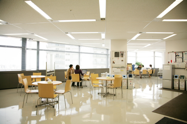 外からの明るい光が心地良い通称「ランチルーム」。コーヒーをはじめとしたドリンクのほか、軽食も提供される。普通に打ち合わせの場としても活用されている