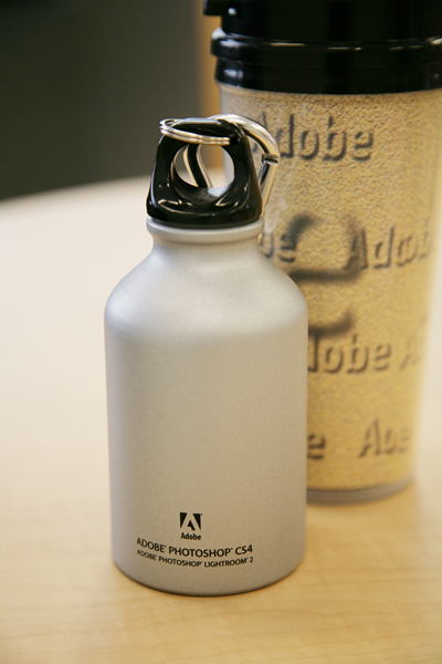 バラエティに富んだノベルティの数々。ユーザーとの集いや、デベロッパー向けのカンファレンスといった、人が集まる場所で配布される。営業スタッフがクライアントを尋ねる際にも携行するのだとか