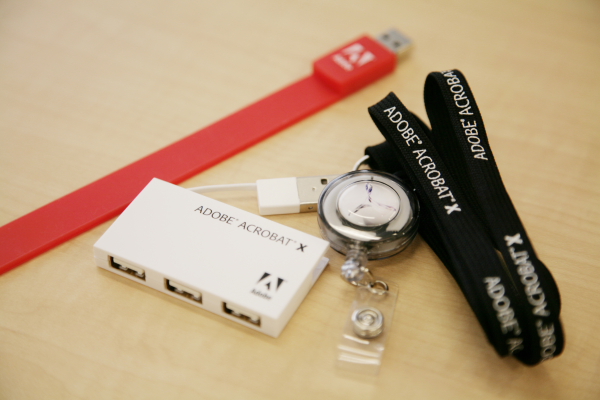 USBメモリ、USBハブ、IDホルダーなど。IT企業らしいグッズの数々