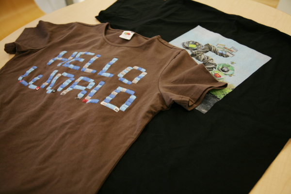 CS5の発売記念Tシャツ（黒）と、Flashユーザー会で配布されたTシャツ（茶）