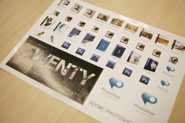 Photoshopの発売20周年を記念したステッカー。アイコンやパッケージ、起動画面などのアートワークの変遷が一望できる。使うに使えないレアものだ