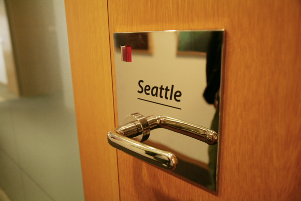 シアトル、アムステルダム、シドニーなどと都市名を冠したトビラの先はミーティングルーム。この日おじゃましたのは大崎のシアトル