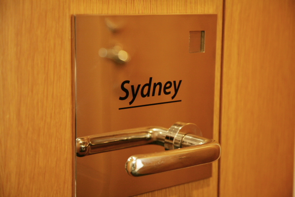 シアトル、アムステルダム、シドニーなどと都市名を冠したトビラの先はミーティングルーム。この日おじゃましたのは大崎のシアトル