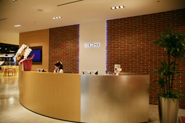 NAVERのほか、総合ポータルサイト「ライブドア」を子会社に持ち、インターネットゲームポータル「ハンゲーム」を運営するNHN Japanのエントランスに突入。