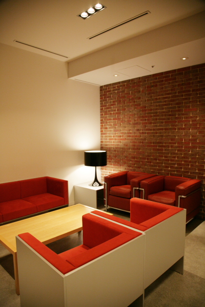 座り心地の良さそうなソファが並ぶエントランス周辺。