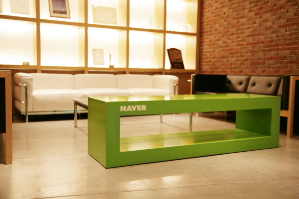 座り心地の良さそうなソファが並ぶエントランス周辺。