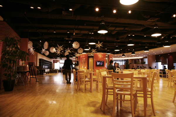 エントランスを抜けてすぐのエリアに広がる社内カフェ。普段は、社内ミーティングや憩いの場として使用されているが、社内イベントや発表会にも活用される。