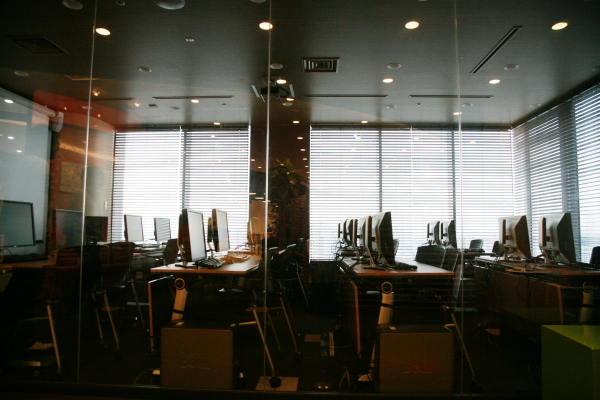 社内トレーニングルーム。新しく提供されるサービスの研修、新たに提供されるツールの検証などに使用される。