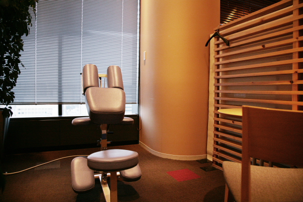 しっかり働いた後は、マッサージルームへ。電動マッサージ機だけでなく、常駐のマッサージ師による手もみもあり。しかも格安。