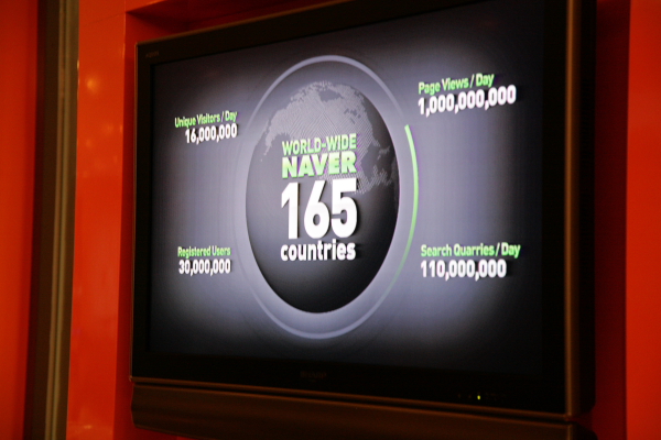 社内カフェ近辺に配置されたモニタ。世界中の情報を提供するNAVERの今を、映し出している。
