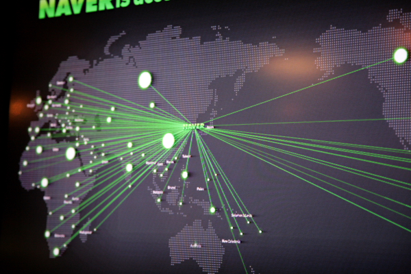 社内カフェ近辺に配置されたモニタ。世界中の情報を提供するNAVERの今を、映し出している。