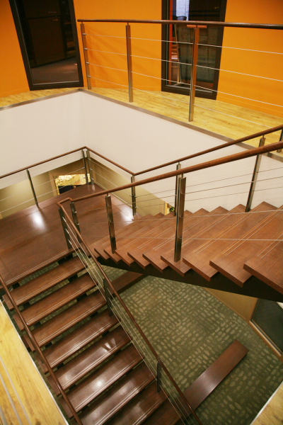 NHNは、22階と23階の2フロアを利用。両フロアを結ぶ階段は、社内カフェの奥に。