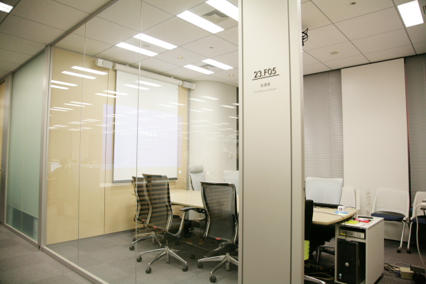 会議室は23階だけで7部屋。韓国とテレカンファレンスを行うためのキットも2台完備。