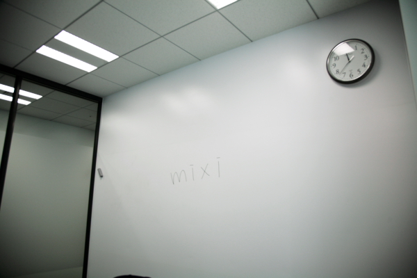 会議室の真っ白な壁はホワイトボードに。ここに映写できるプロジェクターも完備