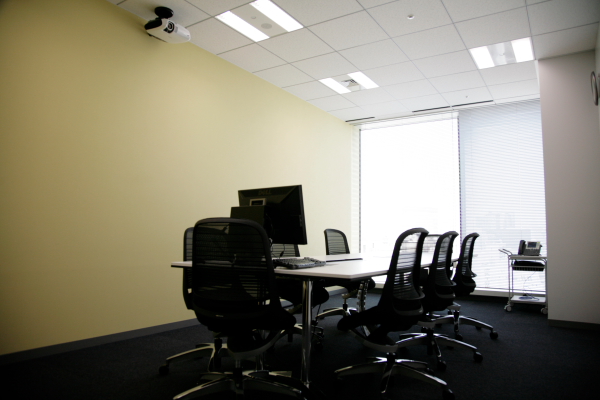 新オフィスのコンセプト「コミュニケーションプラットフォーム化」にあわせて大幅に増やされたミーティングルームのひとつ。黄色の壁のスペースは学生面接用の部屋。部屋によって壁の色などが異なるのが楽しい