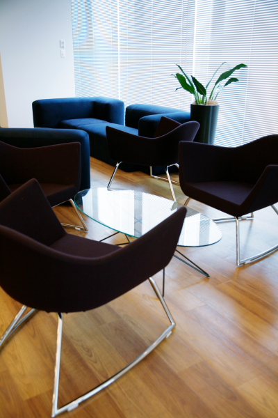 セミナールームと連結すると全社員を収容できるコラボレーションスペース。社員同伴であれば社外の人も入室できる。コミュニケーションの拠点ということで、ミーティングの後に談笑したり、ケータリングを利用してパーティーをしたりといったことに利用される。月に1回の月例会や、部署内のコミュニケーションを活性化する懇親会、その他イベントにも使われる