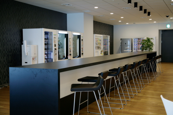 コラボレーションスペースに用意された自動販売機の数々。これはファミリーマートの自動販売機。飲み物だけなのかと思いきや、よく見たら大半は食べ物