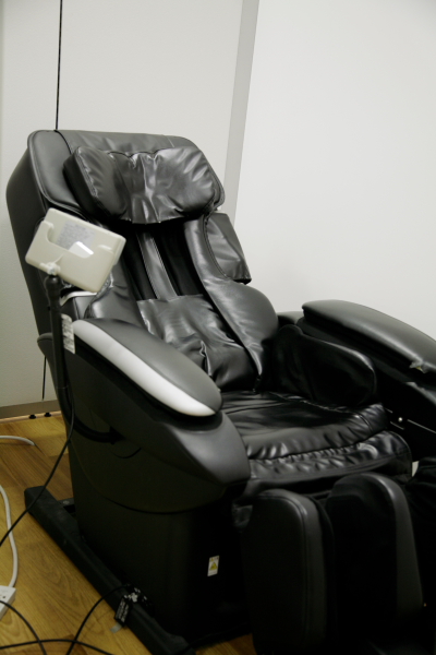 すりガラスの向こうは、お昼時に混みあうマッサージチェア3台。ハードワーカーが集うオフィスの必需品