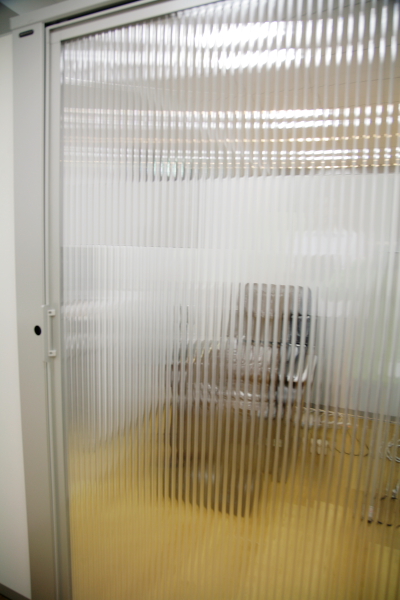 すりガラスの向こうは、お昼時に混みあうマッサージチェア3台。ハードワーカーが集うオフィスの必需品