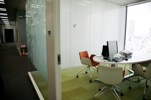 社内用ミーティングスペースで利用されるオレンジ色のイス。前オフィスより引き継がれたもの