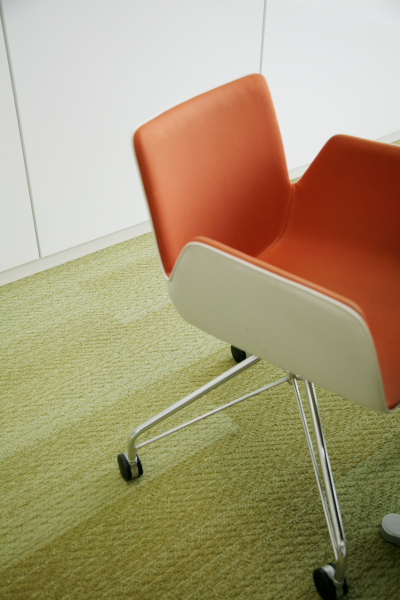 社内用ミーティングスペースで利用されるオレンジ色のイス。前オフィスより引き継がれたもの