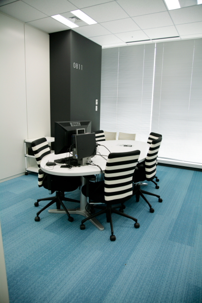 オレンジのイスからは一転、シマウマのような柄のイスに、爽やかなブルーの床。楽しい発想が生まれそうな空間だ