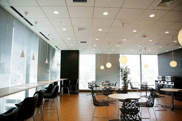 通称「ミニコラボ」と呼ばれる、社員の休憩スペース。心地の良い外光がたくさん降り注ぐ。社員がスキルアップ手当で購入した書籍などがズラリと並ぶ書棚も用意