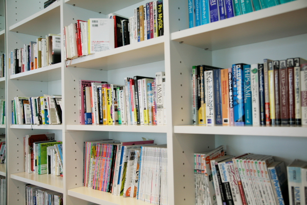 通称「ミニコラボ」と呼ばれる、社員の休憩スペース。心地の良い外光がたくさん降り注ぐ。社員がスキルアップ手当で購入した書籍などがズラリと並ぶ書棚も用意