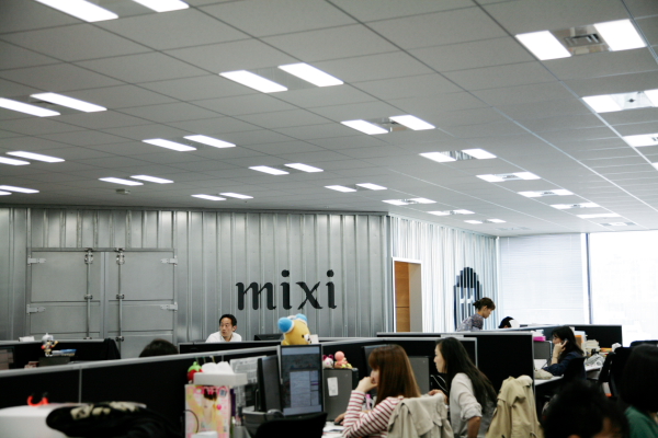 ワンフロアにひたすらデスクが並ぶ開放的な執務室。前オフィスでは、会社全体が5つのフロアに分かれていたため、社内といえども距離のある場合もあったが、ここだと社内でのコミュニケーションは極めてスピーディ