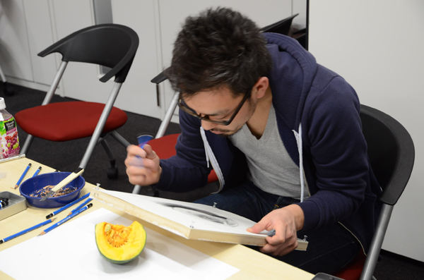 学びたい人と、教えてくれる人とを、社員が自発的に集めて開催する社内勉強会。こちらは「デッサン教室」。スキルアップに熱心な社員と、スキルの高い社員、両方が揃っているからこそ成立する場だ。会社としても把握しきれないほど多くの勉強会が存在しているそうだ