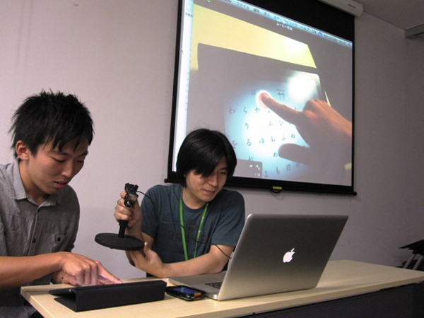 社内のエンジニアやクリエイターたちが、スマートフォンのアプリ開発に挑戦し、そのアイディアとクオリティなどを競いあう「アプリコンテスト」。これまでに3回開催。毎回30名程度が参加する