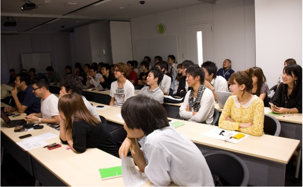 社内のエンジニアやクリエイターたちが、スマートフォンのアプリ開発に挑戦し、そのアイディアとクオリティなどを競いあう「アプリコンテスト」。これまでに3回開催。毎回30名程度が参加する