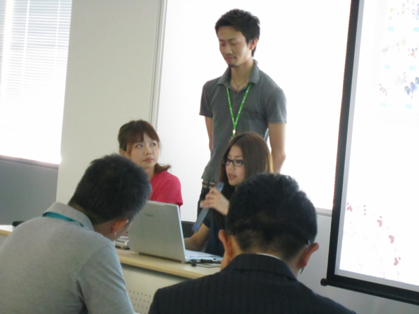 社員自らが考えた事業プランを発表して競いあう「ジギョつく」のプレゼン風景。社内でのポジションや普段の仕事内容とは無関係に全社員が誰でも参加し、事業プランを発表できる。数100点集まってきた案から決勝プレゼンに進めるのはおよそ数10案。大賞は賞金100万円、自らが提案した事業の責任者として、新規事業に挑戦できるチャンスも与えられる。時には子会社が設立され社長になることも