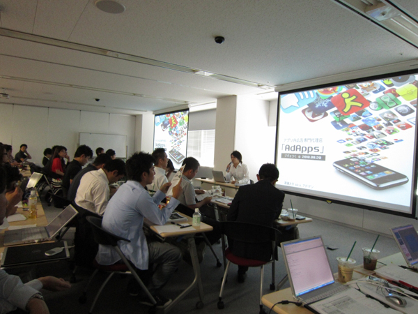 社員自らが考えた事業プランを発表して競いあう「ジギョつく」のプレゼン風景。社内でのポジションや普段の仕事内容とは無関係に全社員が誰でも参加し、事業プランを発表できる。数100点集まってきた案から決勝プレゼンに進めるのはおよそ数10案。大賞は賞金100万円、自らが提案した事業の責任者として、新規事業に挑戦できるチャンスも与えられる。時には子会社が設立され社長になることも