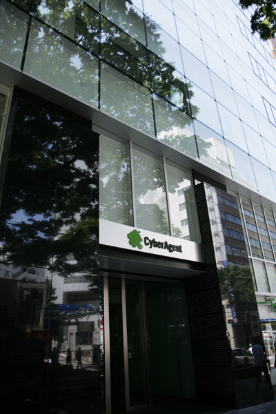 渋谷の道玄坂を登り切る手前にあるサイバーエージェントのビル。一棟を丸ごとオフィス用に借りているそうだ