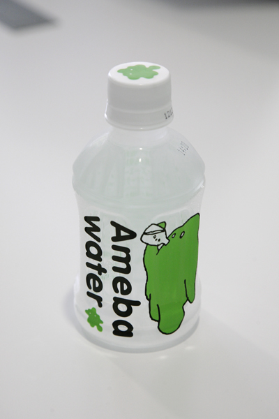 2008年に導入された「AmebaWater」。エントランスには、これがズラリと並んだ冷蔵庫も(アメーバ入りの水ではありません)