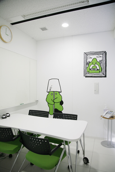 それぞれで異なる顔つきのミーティングルーム。いずれもサイバーエージェントのサービスに関係するAmebaのキャラクター「アメーバくん」や「アメーバピグ」が顔をのぞかせる