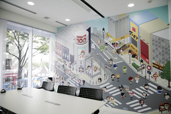 それぞれで異なる顔つきのミーティングルーム。いずれもサイバーエージェントのサービスに関係するAmebaのキャラクター「アメーバくん」や「アメーバピグ」が顔をのぞかせる